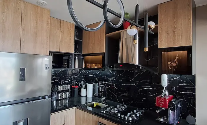 Cocina con mármol negro