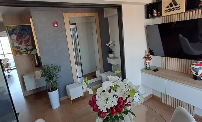 Sala con flores y muebles a medida
